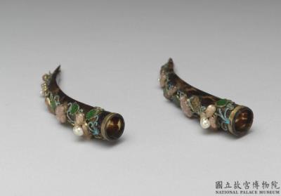 图片[2]-Pair of hawksbill-shell fingernail guards with pearl-and-gemstone floral inlay, Qing dynasty (1644-1911)-China Archive